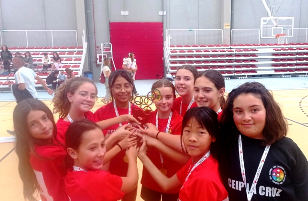 El equipo alevín femenino de Fútbol Sala de La Cruz se proclama campeón Regional Escolar